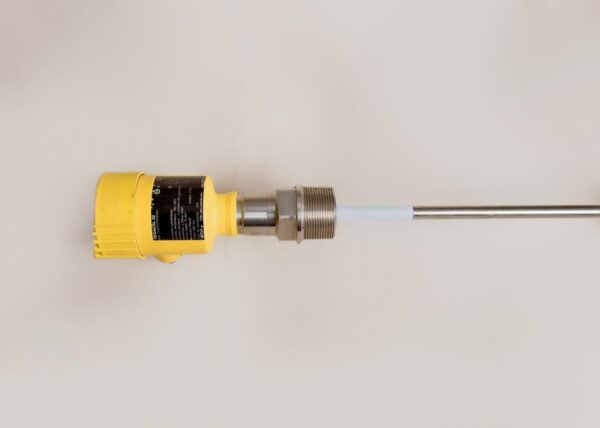 VEGA LEVEL GAUGE WITH CAPACITIVE ROD ELECTRODE FOR CONTINOUS LEVEL MEASUREMENT